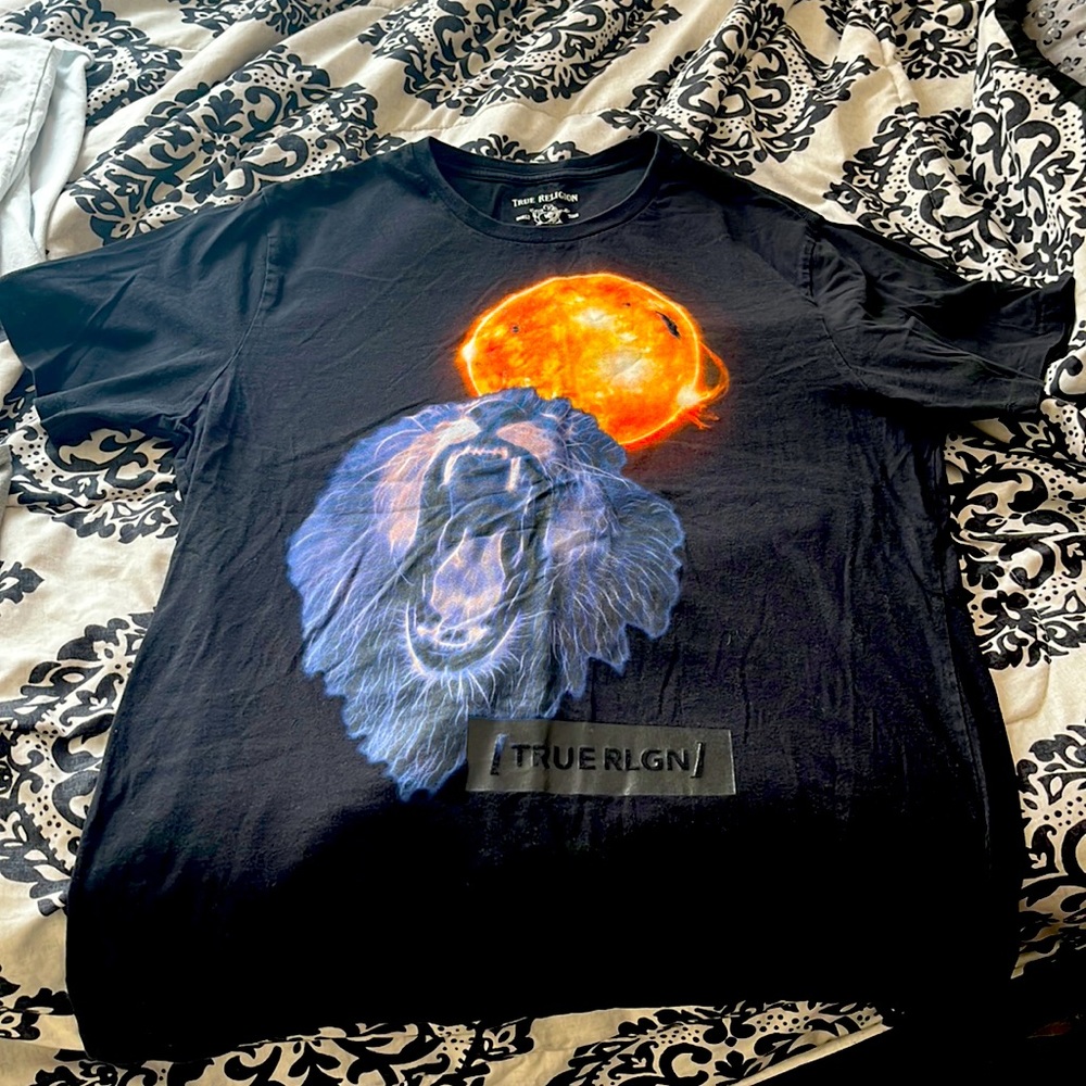 True religion XL mens short sleeve tee. Black with roaring lion and sun.